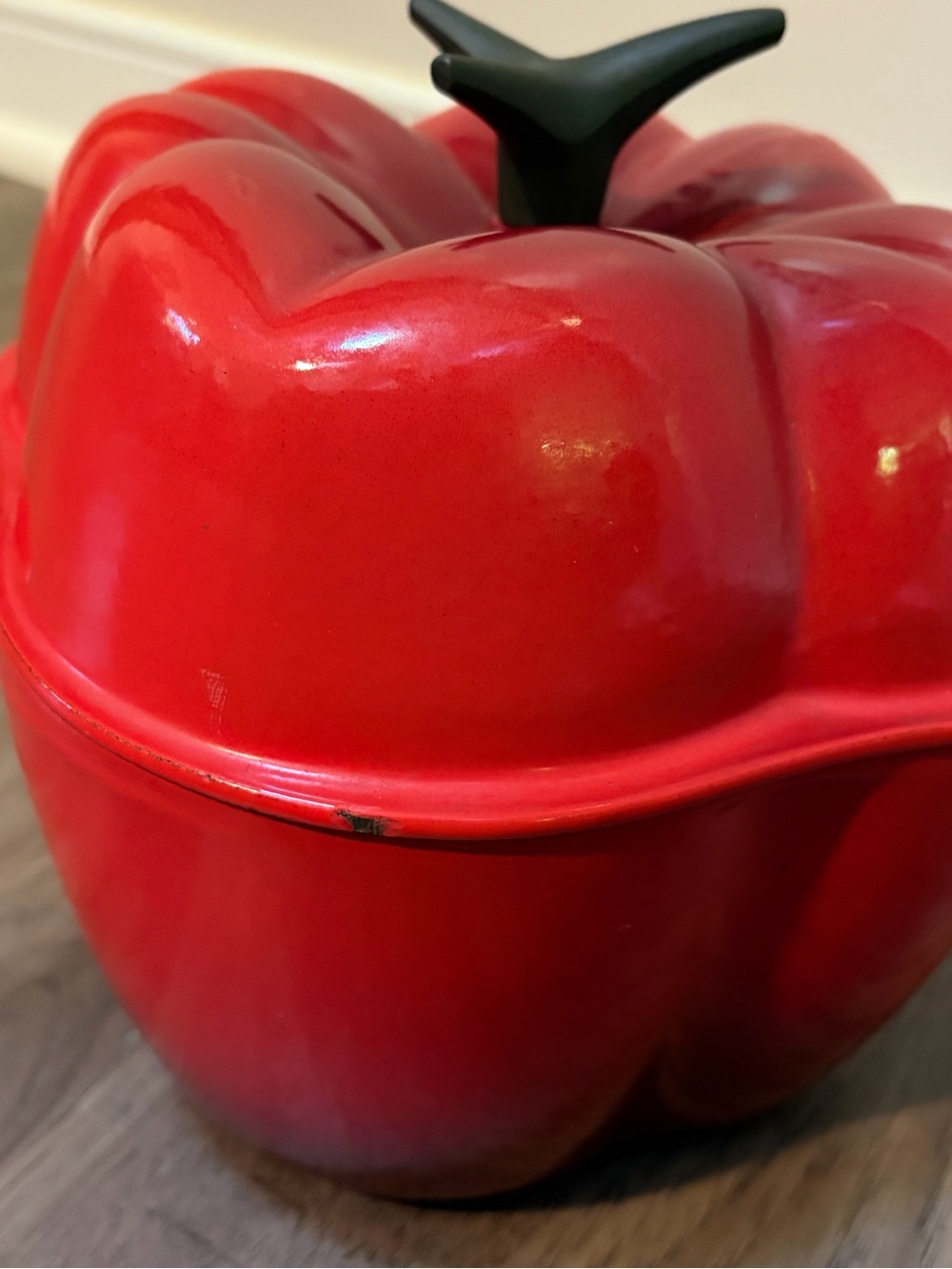 Le Creuset enameled cast iron Bell Pepper Cocotte  color Cherry Red - Picture 8 of 16